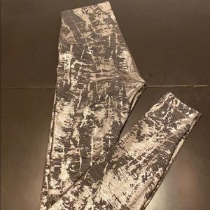 Wunder Unders 28” lululemon leggings foil & black